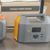 Información de producto Marca EnginStar Potencia 155 Watt-hours Tipo de combustible Eléctrico Fuente de alimentación Batería Usos Recomendados Para Producto Acampada Peso del artículo 4 Libras Voltaje 110 Potencia de salida 150 Vatios Características especiales Ligero, Portátil, Puerto USB, Generador eléctrico 150w, Lightweight, Puerto de CA Componentes incluidos Adaptador de CA., Cable de carga Color Naranja Dimensiones del producto 7"l. x 4"an. x 6"al. pulgadas Nombre del modelo R150 Tipo de motor 4 tiempos Total de tomas de corriente 6 Frecuencia 50 Hz UPC 796167650904 Fabricante Hengke Energy(GuangDong) Co., Ltd ASIN B09KBC6J32 Código UNSPSC 26111600 (Generadores de energía) Reportar código incorrecto Número de modelo del producto R150 Pilas 1 Iones de litio necesaria(s), incluida(s)